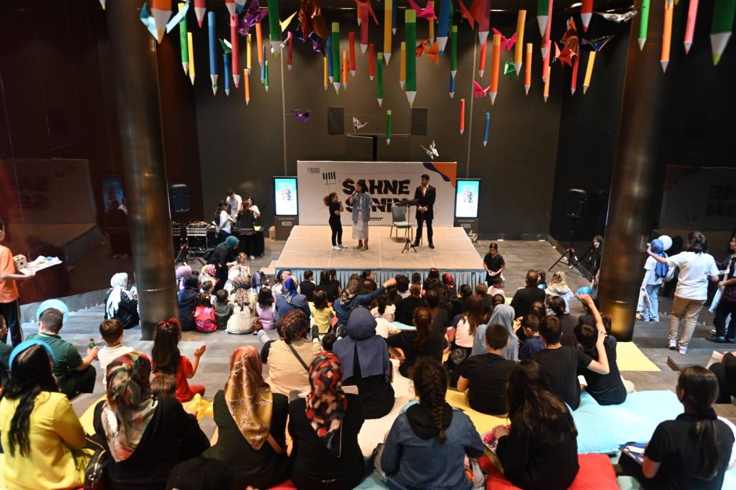 Başkan Altay minik kitap kurtlarıyla bir arada 9